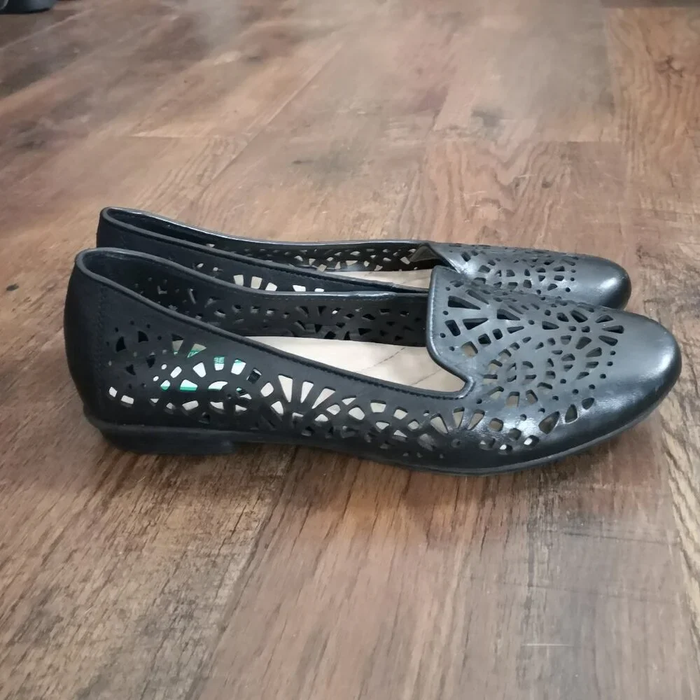 New Earth Women's Begonia Geometric Cutouts‎ Leather Comfort Flats Black Size 9B